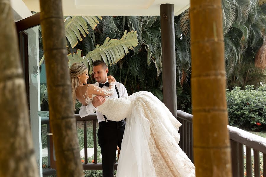 Fotografo di matrimoni Konstantin Silaev (puntacanawedding). Foto del 12 gennaio 2022