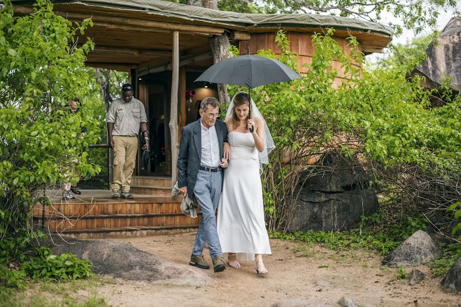 Bröllopsfotograf John Mnubi (jonnastudios). Foto av 19 februari 2023