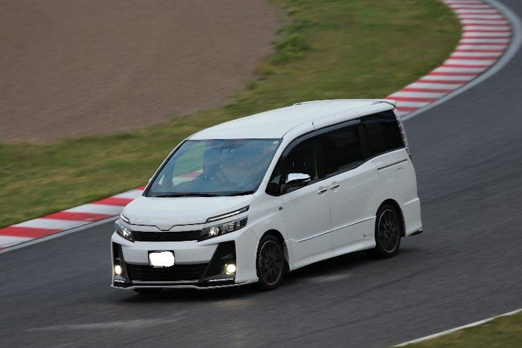 ヴォクシーのサーキットと愛車に関するカスタム事例の投稿画像6枚目
