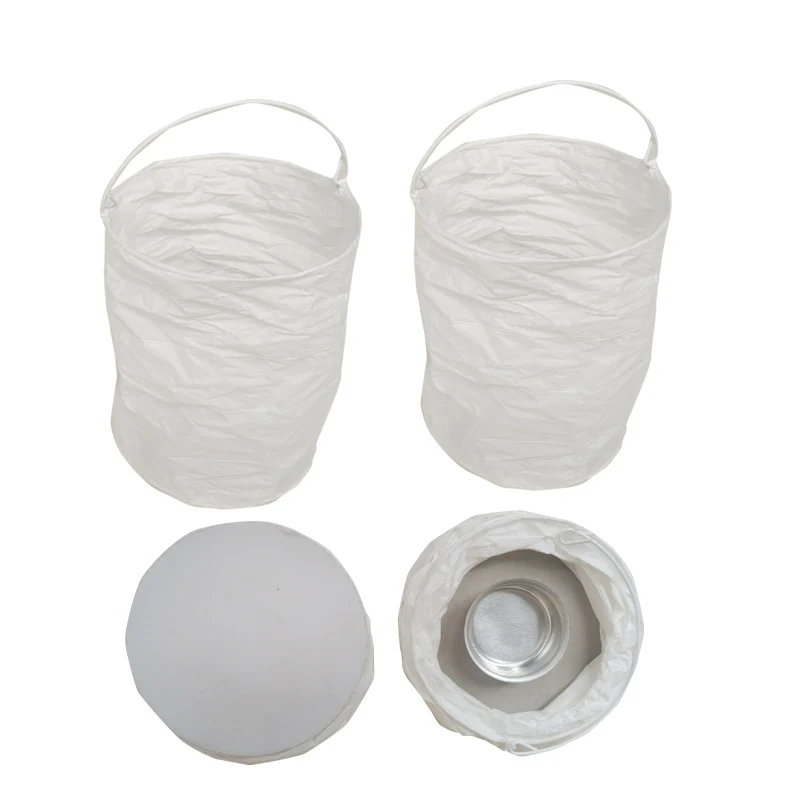 Decoratieve witte papieren lantaarns met downlight voor op het bureau. Creëer een sfeervolle omgeving met deze elegante tafellantaarns.