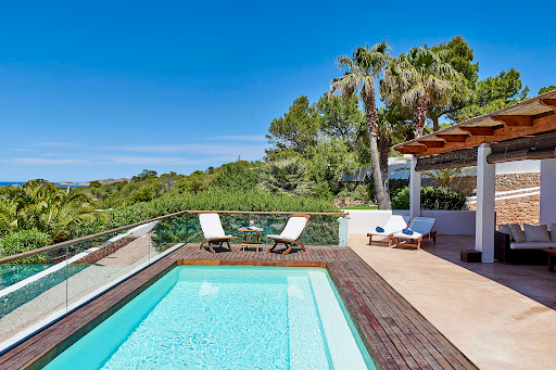 House with pool and garden 4
