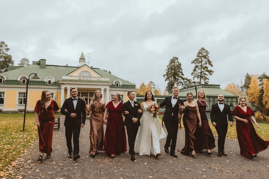 Fotógrafo de casamento Salla Vesa-Tikkanen (kuvaajalahti). Foto de 23 de novembro 2022