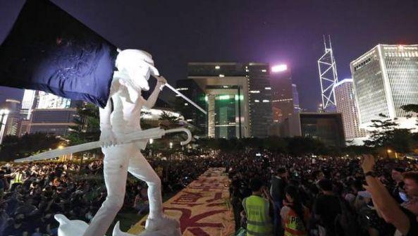 民阵：20-30万人参加添马公园集会 港警水炮驱散政总外示威者 