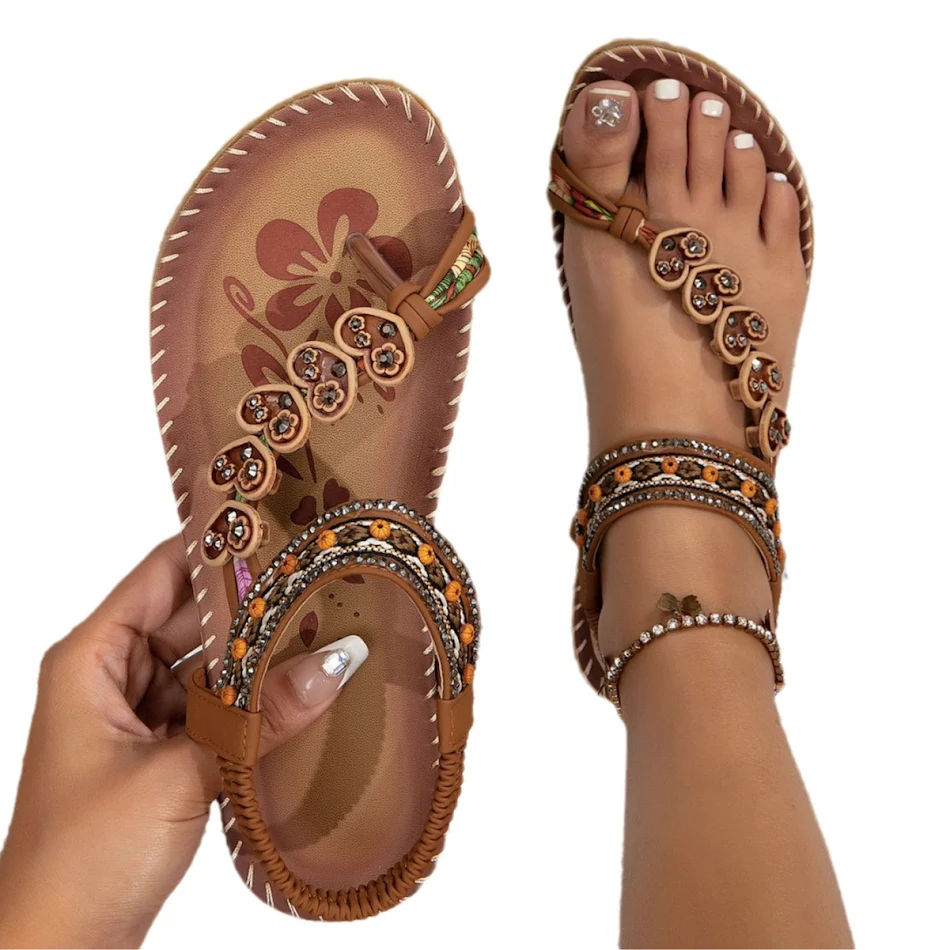 Sandali infradito bohémien estivi da donna, fiori, piatti, scarpe da spiaggia. Moda estiva per un comfort e stile in spiaggia.
