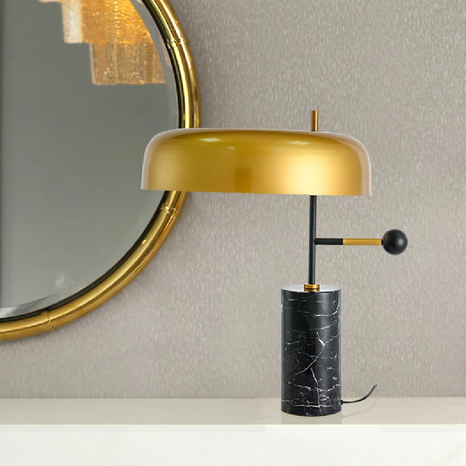 Modische, einfache Nachttischlampe für Schlafzimmer und Hotels. Dekoratives Design für stimmungsvolles Licht und stilvolle Einrichtung.