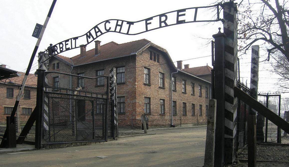 https://upload.wikimedia.org/wikipedia/commons/b/b8/Eingangstor_des_KZ_Auschwitz,_Arbeit_macht_frei_(2007).jpg