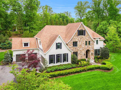 Luxury property for sale in McLean (United States) - House with garden and green trees