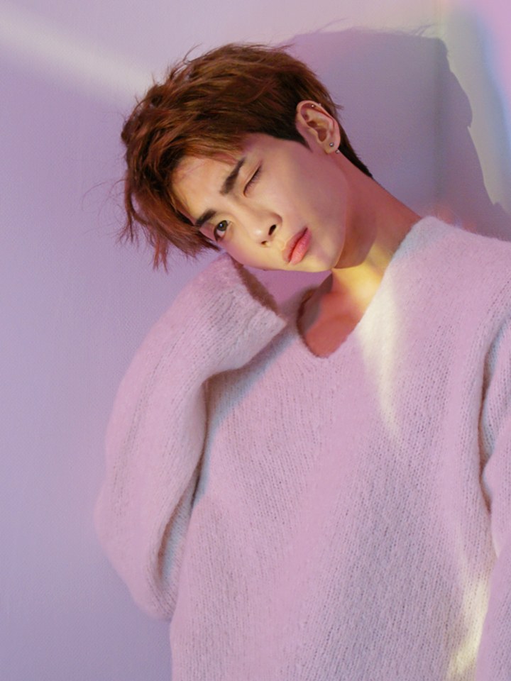 Sweater paws are adorable on him! / Source: SHINee Vyrl