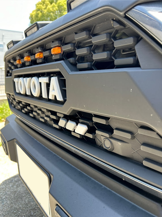 RAV4のタコマ風グリル・max40・BF Goodrich ALL-Terrain T/A KO2・BlackRhino Wheels・Tacovinylに関するカスタム事例の投稿画像4枚目