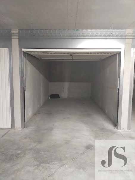 Location  parking 1 pièce 12 m² à Nimes (30000), 90 €