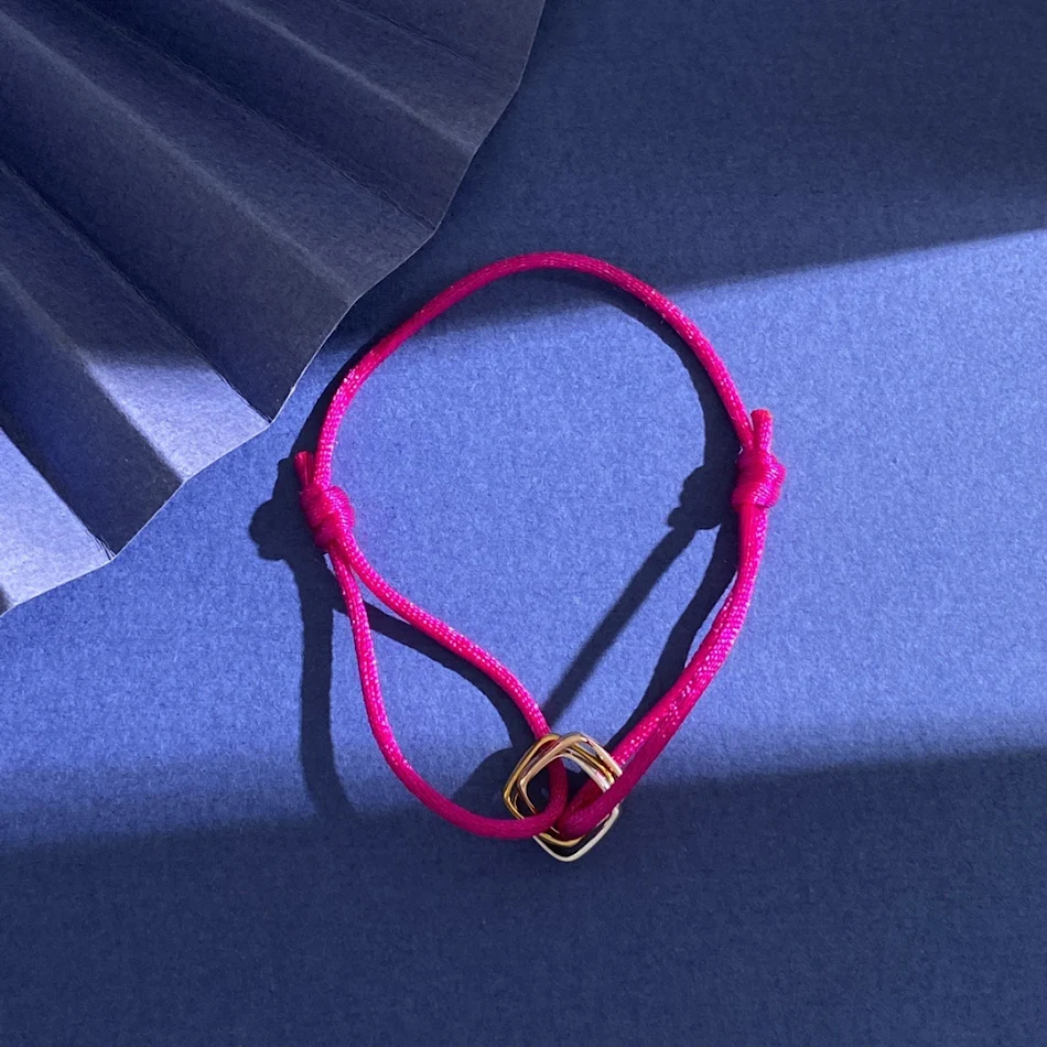 Bracelet de main brillant, carré, petit, à trois anneaux, trois couleurs. Un accessoire chic pour un style unique et tendance. Parfait pour toutes occasions.