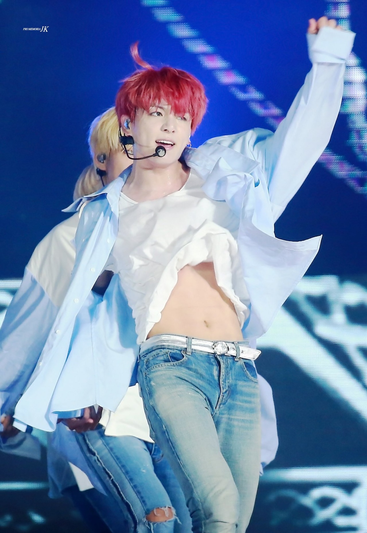 Bts Jungkooks Abs Steal The Show At 2016 Idol Star