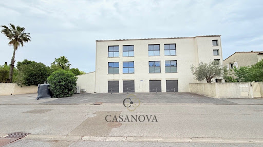 Buy this luxury property in Lattes (34970) - White building with garages and palm trees
