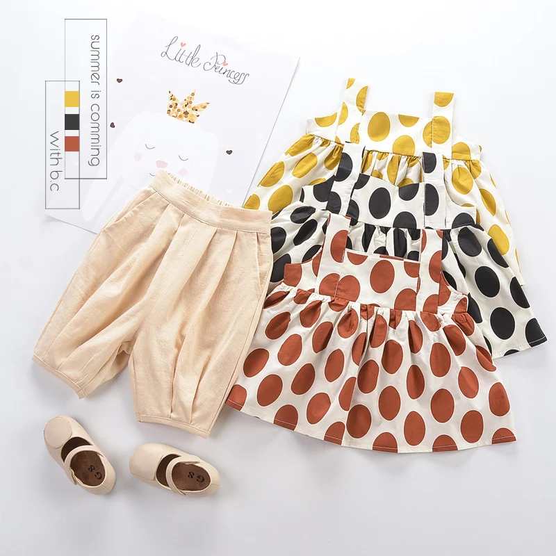 Conjunto infantil com top de bolinhas e calças estilo coreano. Conforto e estilo para crianças. Ideal para eventos ou uso diário. Design moderno e charmoso.