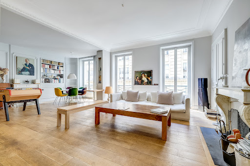 achat Appartement de prestige à Paris 8ème (75008) - Quartier Elysées-Madeleine - Salon lumineux avec canapé blanc et table basse
