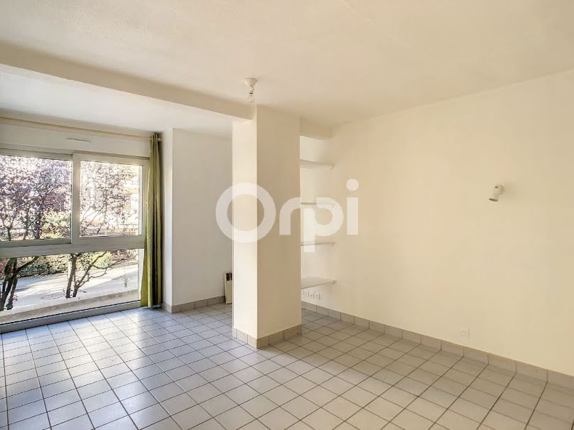 Location  appartement 1 pièce 24 m² à Brive-la-Gaillarde (19100), 375 €