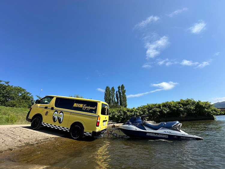 ハイエースバンの海と愛車・MOONEYES・マリンジェットに関するカスタム事例の投稿画像2枚目