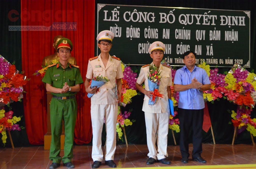 Lãnh đạo huyện Yên Thành, Lãnh đạo Công an huyện trao quyết định cho các đồng chí tại xã Tân Thành