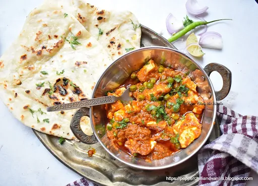 Matar Paneer With 4 Plain Paratha