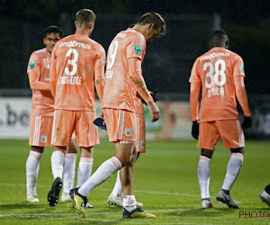 Eén speler van Anderlecht wil uitleg geven, rest met gebogen hoofd richting bus: Hein geeft meerdere spelers veeg uit de pan