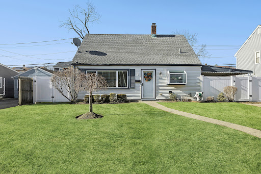 Luxury house for rent in Levittown (United States) - White house with green lawn