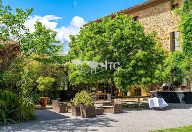 Propriété avec piscine et jardin 15