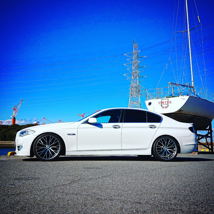 5シリーズ セダンのF10・BMW 5シリーズ・真横・お正月ドライブ・あけましておめでとうございますに関するカスタム事例の投稿画像1枚目