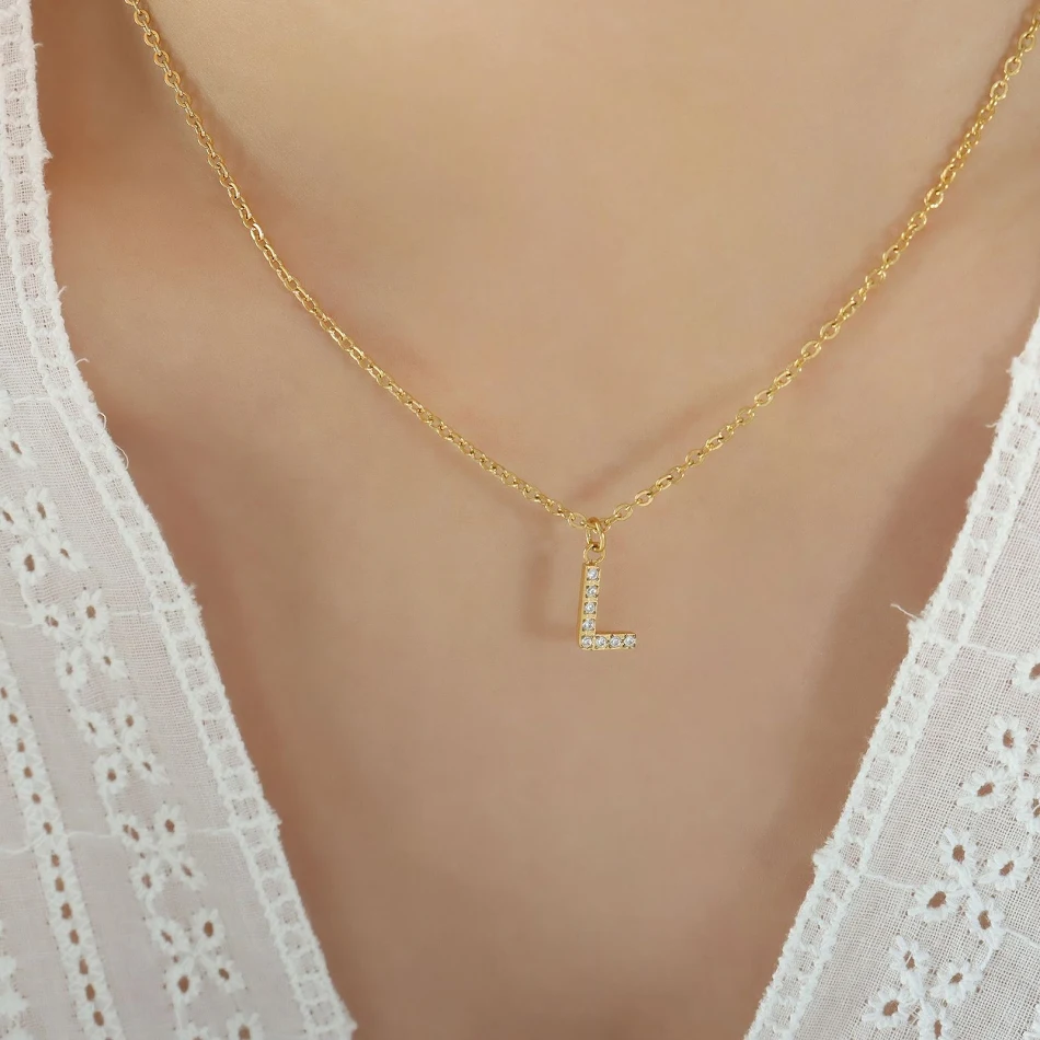 Kişiye özel harf kolye, zirkon taşlı, titanyum çelik. Trend moda, sevimli stil, zarif aksesuar. Kokulu ve hediye için ideal bir seçenek.