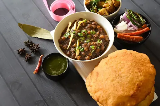 Chole Bhature [Half, 1 Bhature]