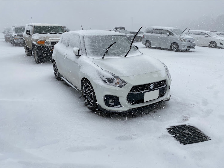 スイフトスポーツのスノボ・雪・ゆきまみれ・汚れMAXに関するカスタム事例の投稿画像1枚目