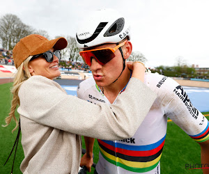 Eens niet alle focus op de koers: Roxanne laat zien hoe het er nu aan toegaat, mét ontspannen Mathieu van der Poel 