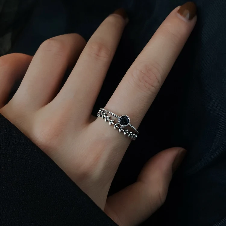 Bague géométrique en zircon personnalisé pour femme, un accessoire de mode unique. Créez un look personnalisé avec cette bague élégante et abordable.