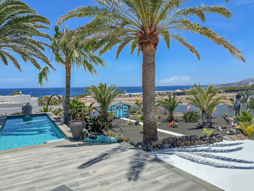 Villa avec piscine et terrasse 1