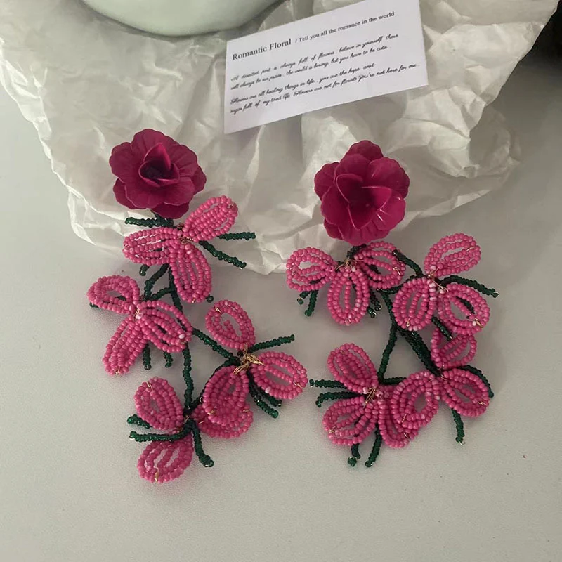 Handgewebte Reisperlen-Blumenohrringe, leicht und stilvoll. Diese einzigartigen Ohrringe verleihen jedem Outfit einen floralen, eleganten Touch.