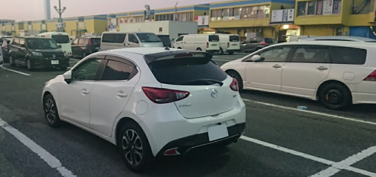 デミオの車内を銀色でギラギラに😁・おしゃれDJクラブ・3個付けに関するカスタム事例の投稿画像1枚目