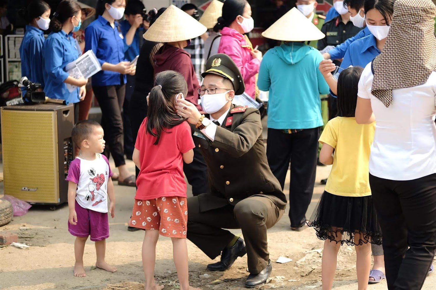 Ngay trong ngày ra quân Đoàn thanh niên Công an tỉnh, Công an các huyện phát được 4.300 chiếc khẩu trang.