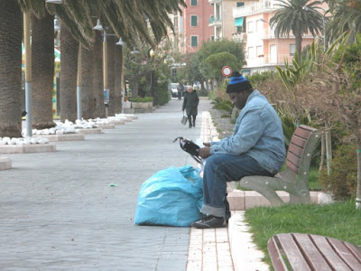 Vu cumprà e la  panchina di alfoone