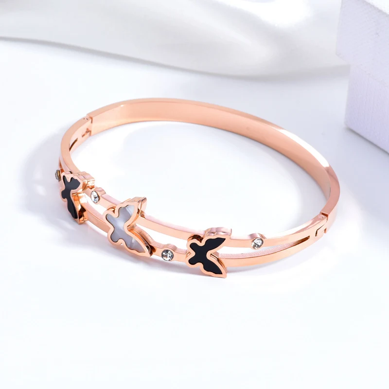 Vrouwenarmband van niet-vervagend titanium staal. Duurzaam en stijlvol voor dagelijks gebruik. Een robuust en modieus accessoire.