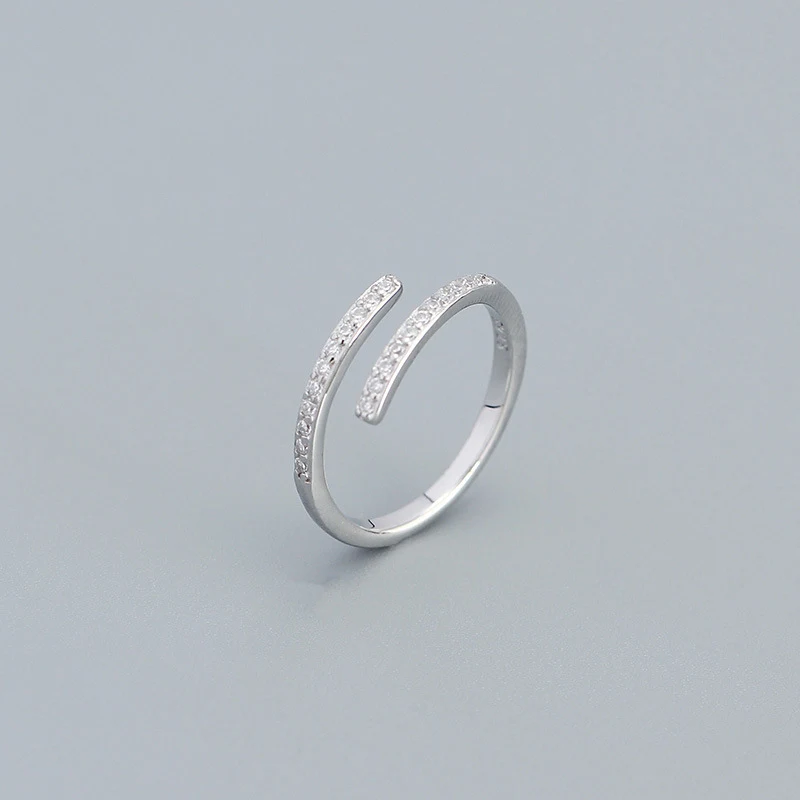 Inlegzirkonia geometrische ring. Een stijlvol sieraad voor dames, perfect om je look te verfraaien en een vleugje glamour toe te voegen.