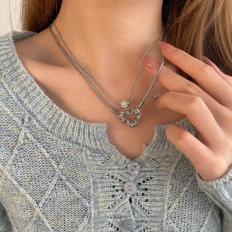 Ogrlica sa šupljim srcem za žene Dizajnirana sa stilom Savršen poklon za nju Elegantan nakit za izražavanje ljubavi. Jedinstveni modni detalj.