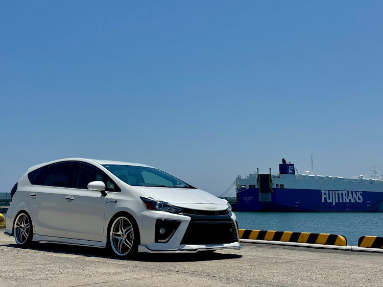 プリウスαのプリウスα GR SPORT・斜め45度後方の美学・洗車・洗車日和・梅雨明けに関するカスタム事例の投稿画像2枚目