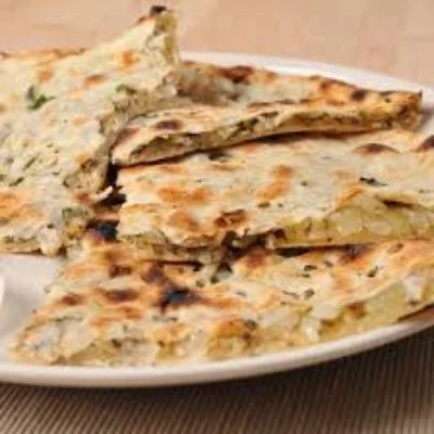 Pyaz Stuffed Naan