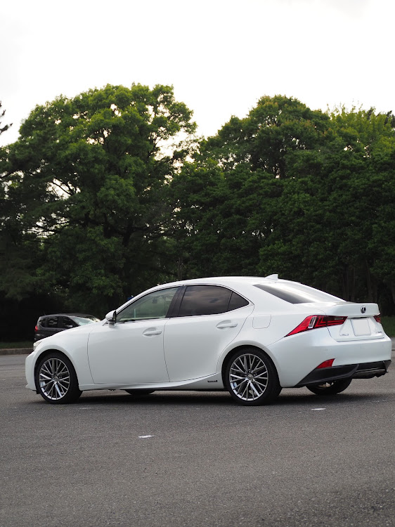 ISのLEXUS・IS300h・写真うまく撮れるようになりたい！に関するカスタム事例の投稿画像2枚目
