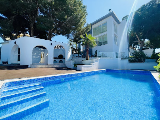 Property with pool and garden 2
