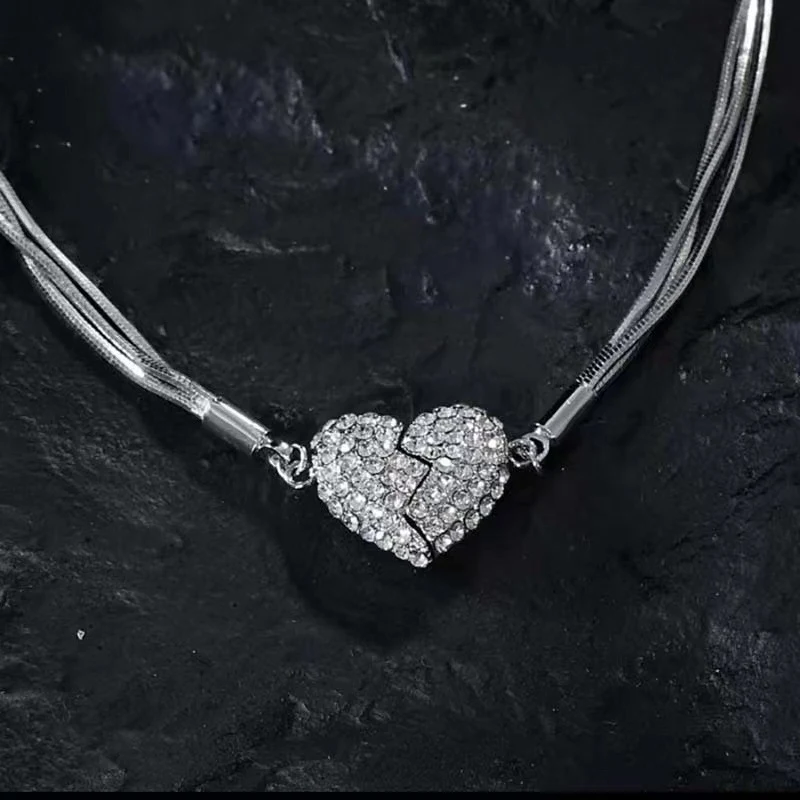 Collier magnétique en forme de cœur avec diamants pour femmes, un bijou élégant qui sublime votre féminité et attire tous les regards, idéal pour toutes occasions.