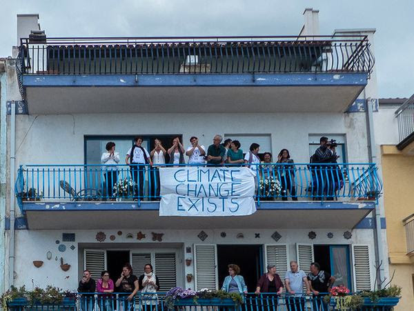 G7 Taormina, persone applaudono manifestanti