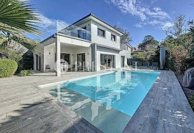 Maison avec piscine et terrasse 2