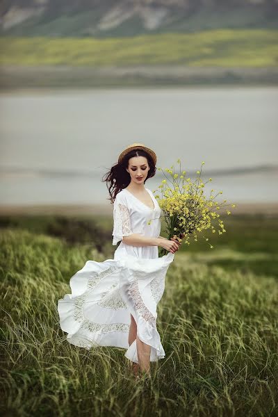 Fotógrafo de casamento Denis Vyalov (vyalovdenis). Foto de 10 de março 2020