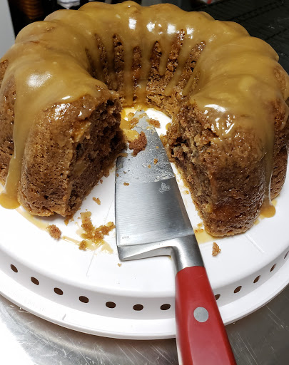 Moist, delicious and easy spiced apple cake!