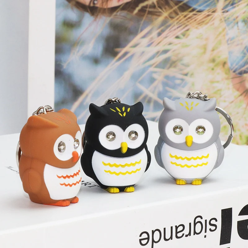 Lichtgevende cartoon uil auto interieur design accessoires sleutelhanger hanger met geluid, leuk en functioneel.